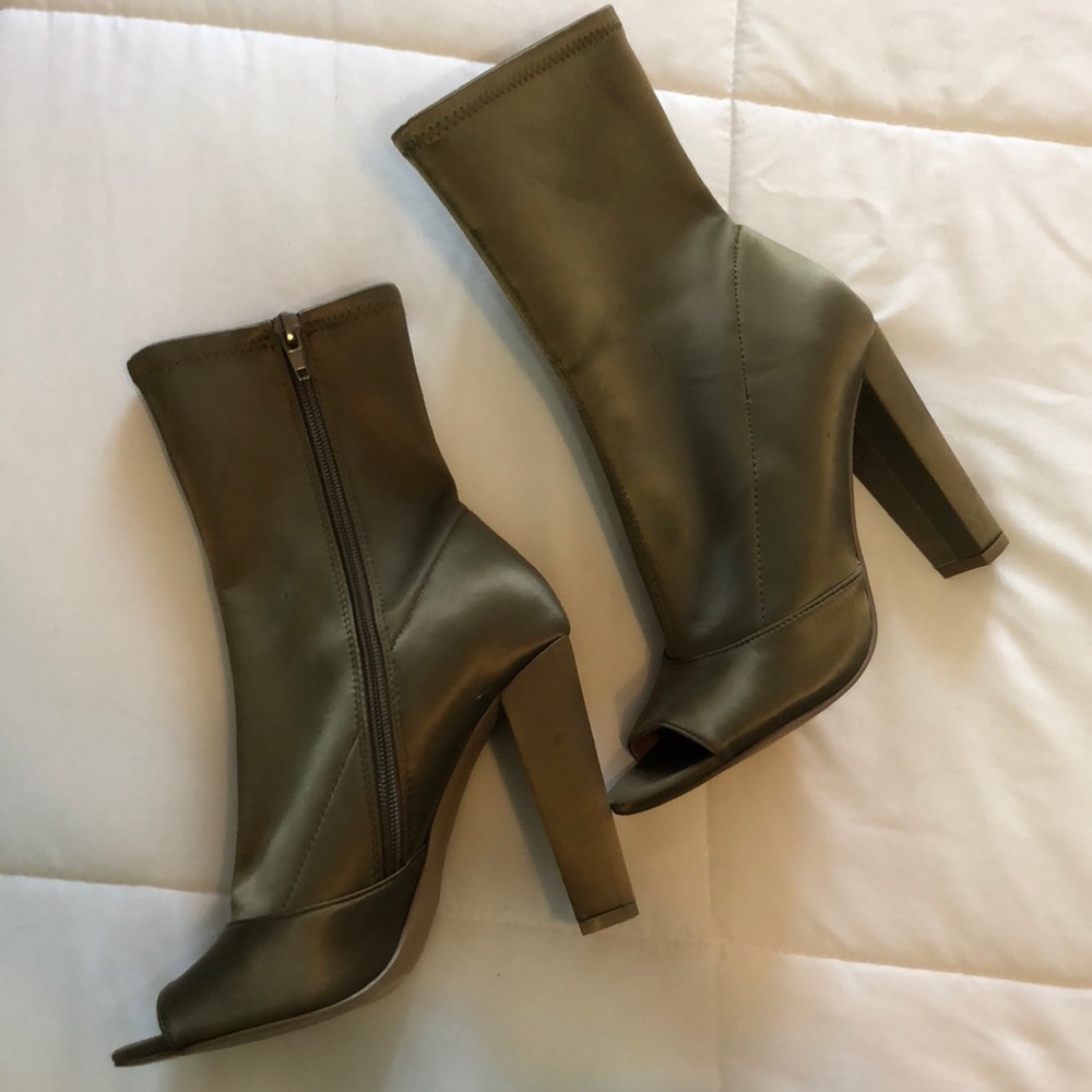 Steve Madden olive satin boots